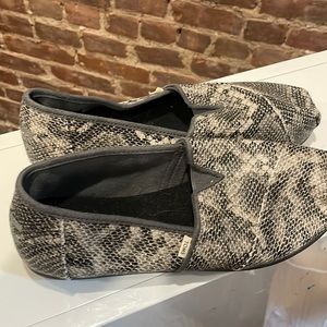 Snakeskin print Toms shoes